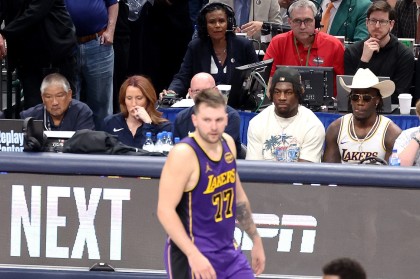 开云体育app-球迷当面握手问好却直言不讳：我们依然无法原谅哈里森